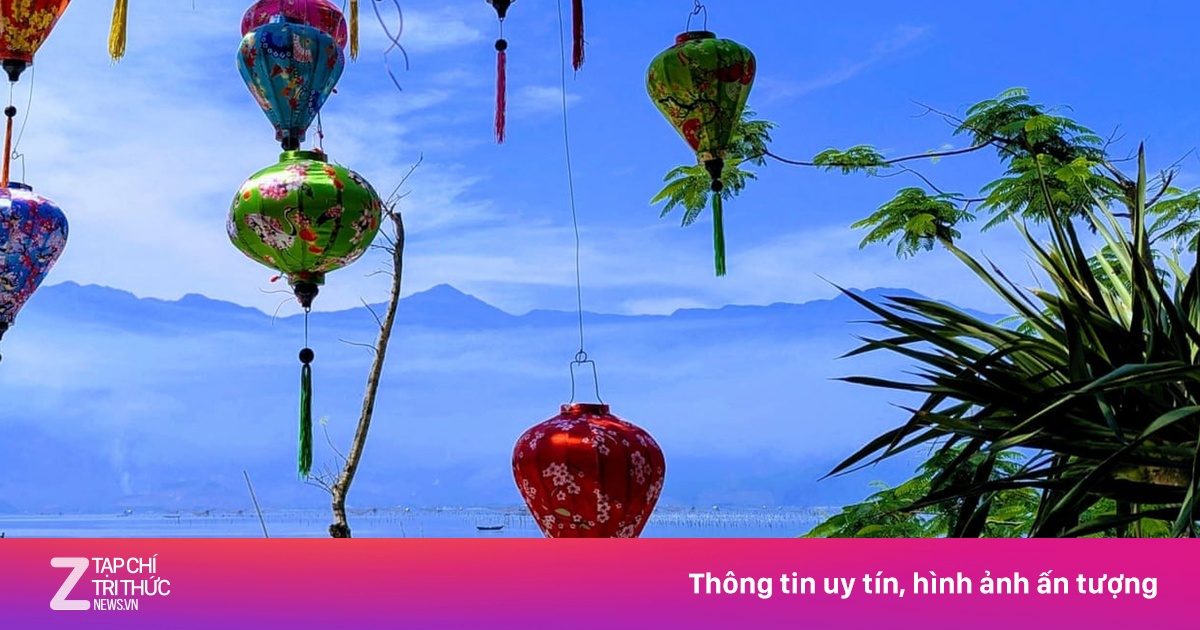Báo ngoại vinh danh cảnh đèn lồng trên đầm Lập An (Huế)