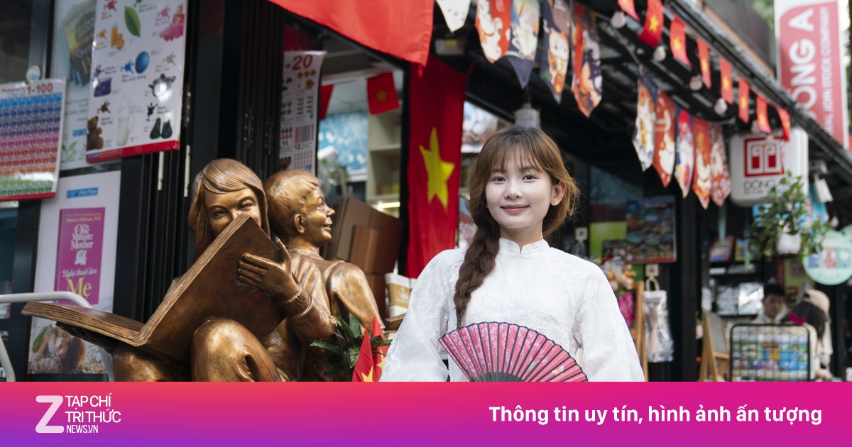 Đường sách TP.HCM rợp cờ hoa mừng đại lễ 30/4
