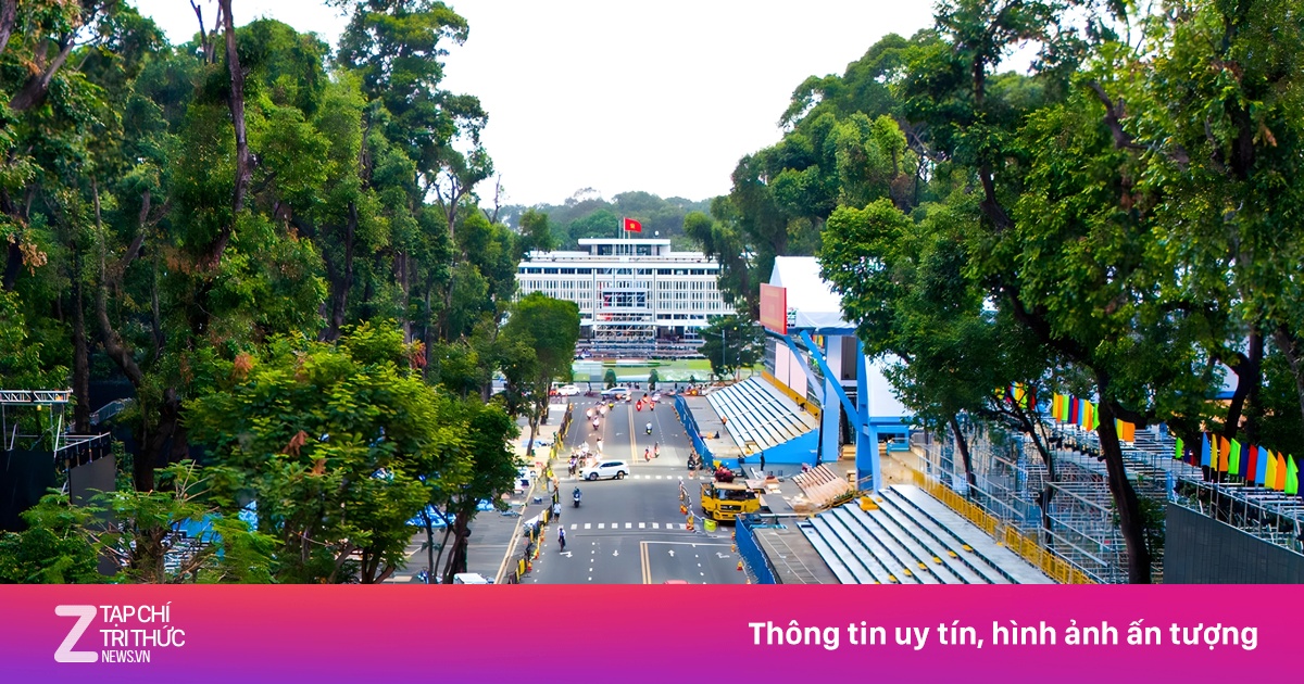 Toàn cảnh khán đài trên đường Lê Duẩn phục vụ đại lễ 30/4