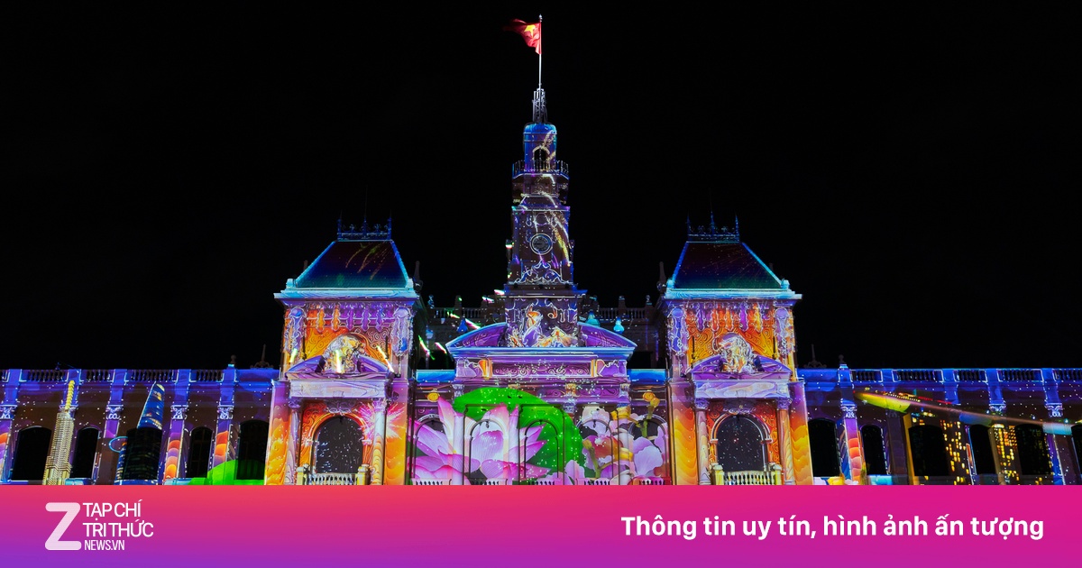 Đội mưa ngắm tòa nhà UBND TP.HCM rực rỡ 3D Mapping