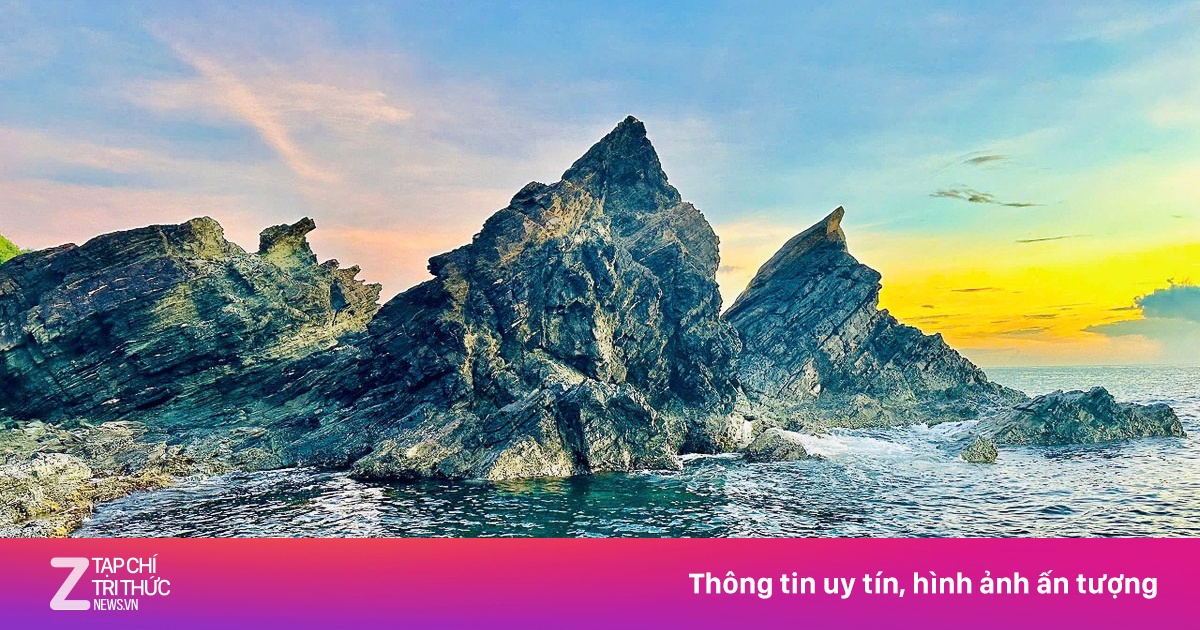 Ghềnh đá đen hơn 400 triệu năm tuổi ở Quảng Nam