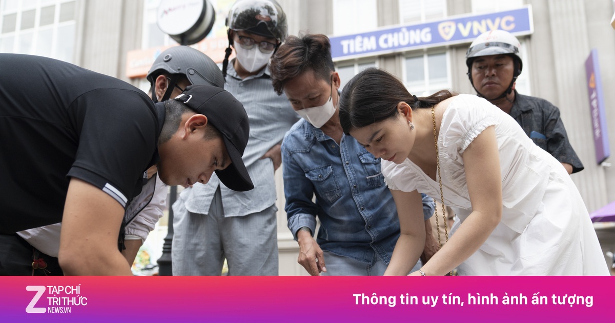 Xếp hàng dài mua cua luộc 45.000 đồng/con trên vỉa hè TP.HCM