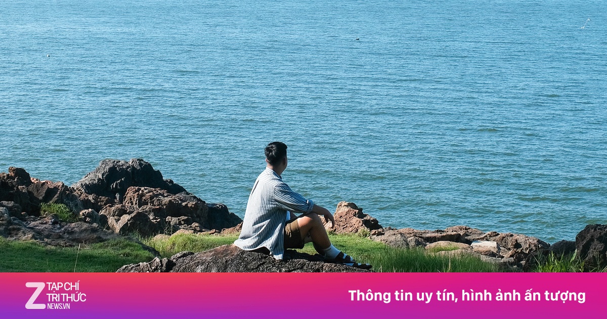 Khách Tây 'sốc' cảnh chủ quán cà phê ném ghế xuống vực núi Sơn Trà
