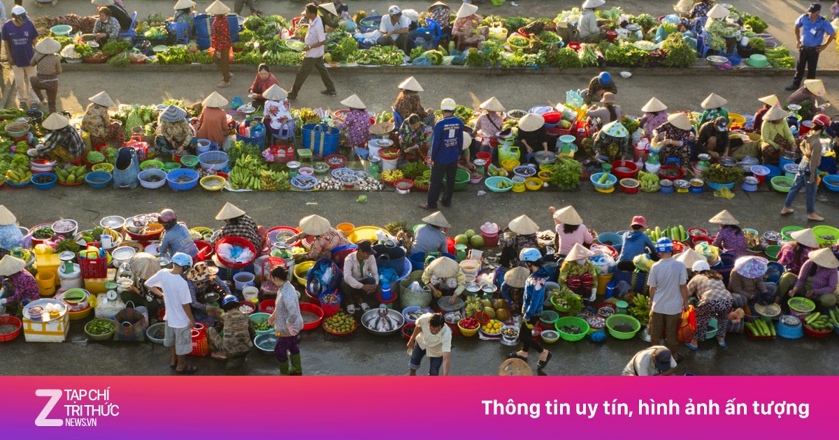 TP.HCM: Giá rau xanh, trái cây giảm nhẹ mùng 2 Tết