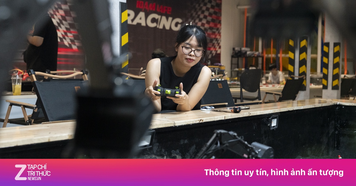 Mang xe mô hình hàng chục triệu đồng đi cà phê đua xe ở TP.HCM