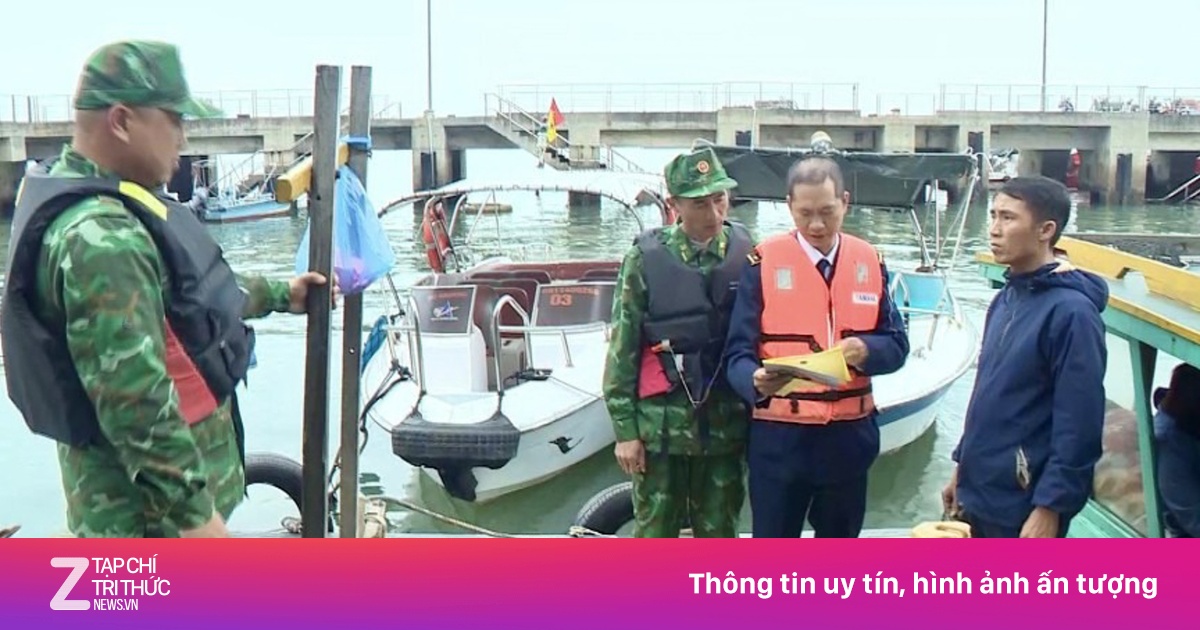 Hàng rong đeo bám tàu trên vịnh Hạ Long