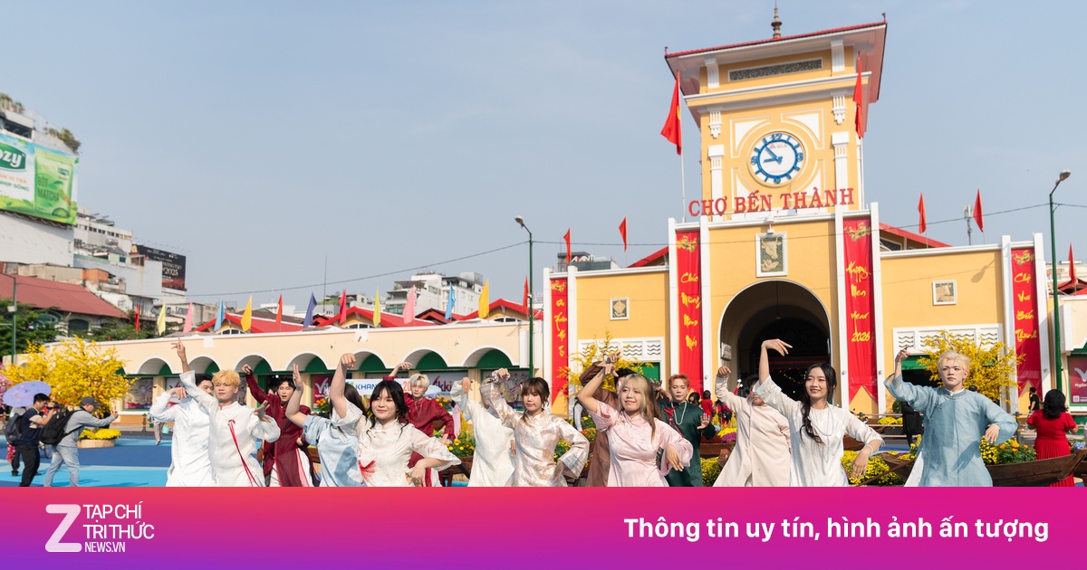 Tháo hàng rào khu vực 'sóng nước' trước chợ Bến Thành