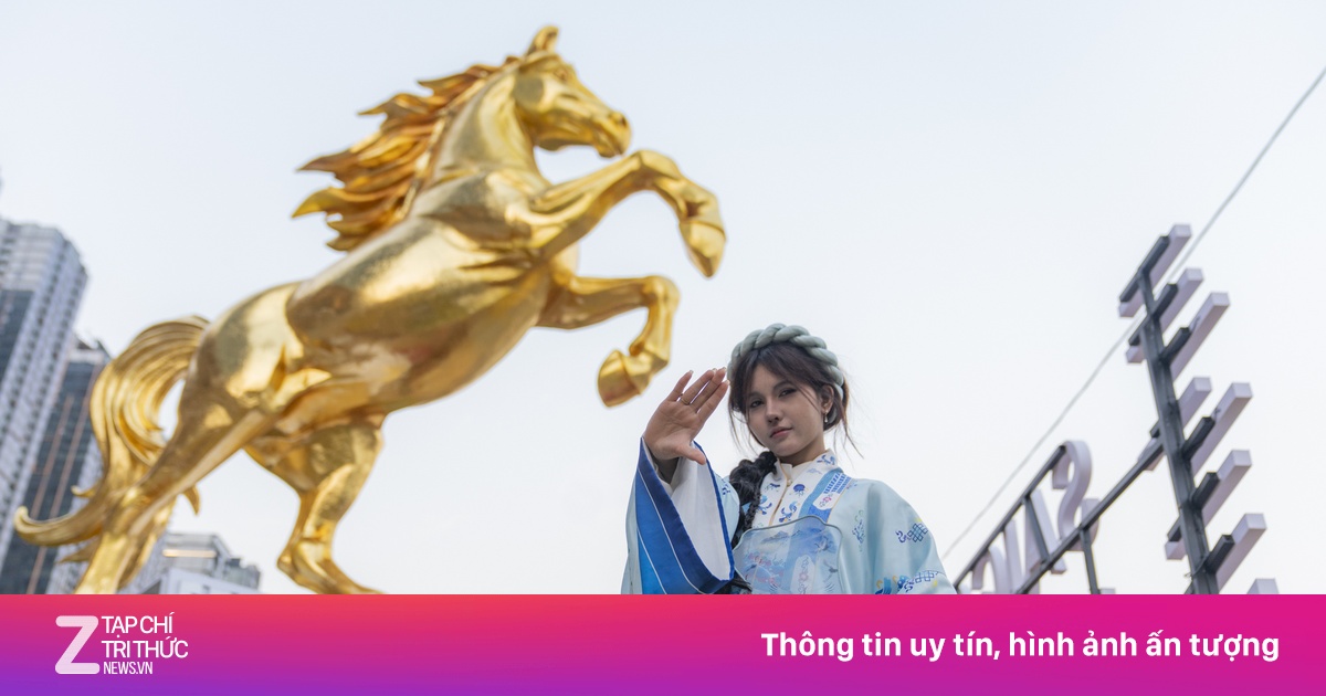 Ngựa vàng khổng lồ cao 5 m thu hút đông đảo khách check-in tại vườn hoa dưới chân cầu Ba Son