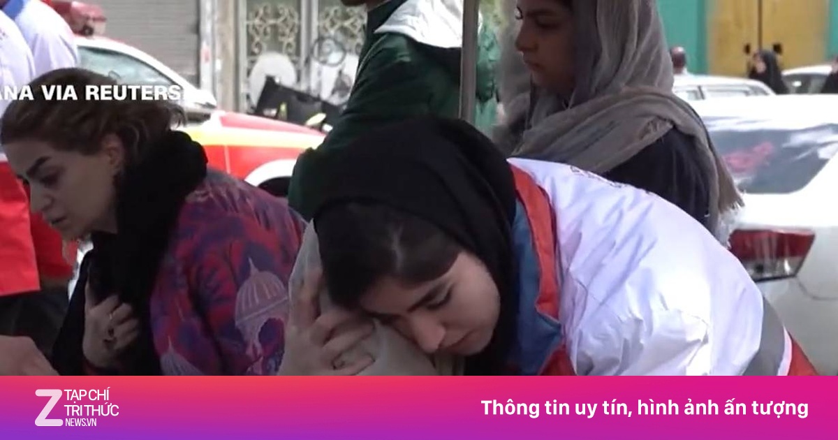 Lính cứu hộ Iran gục ngã khi tìm thấy thi thể người thân dưới đống đổ nát