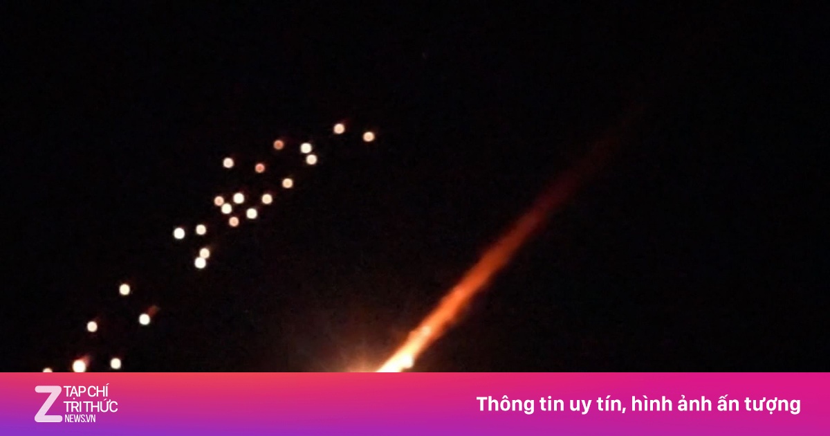 Video ghi lại cảnh bom chùm phát nổ trên bầu trời Tel Aviv, Israel