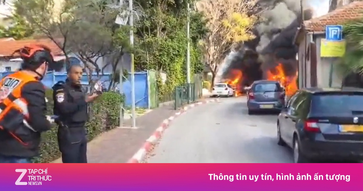 Nhiều Ô Tô Bốc Cháy Dữ Dội Ở Miền Trung Israel Sau Đợt Tấn Công Tên Lửa