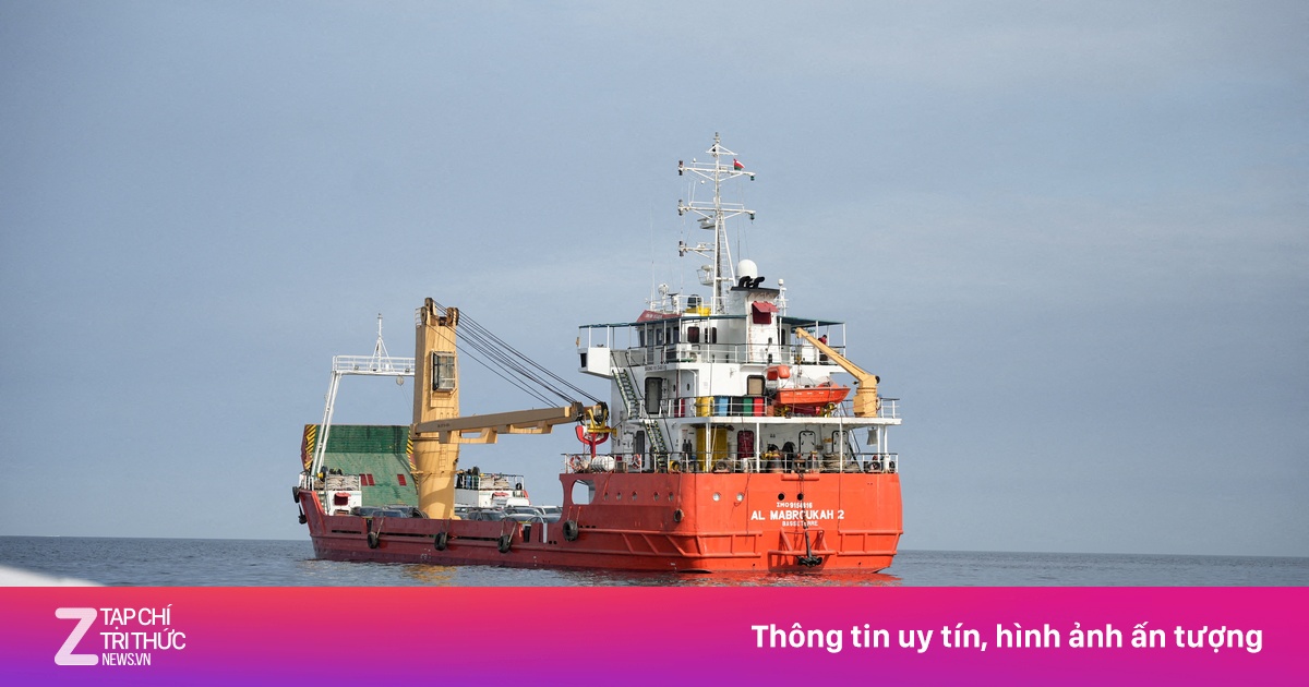 Iran công bố video tàu thuyền qua eo biển Hormuz, thế giới nghi ngờ