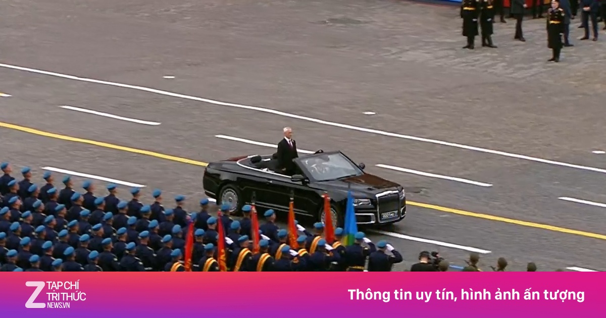 Bộ trưởng Quốc phòng Nga trên xe mui trần giữa Quảng trường Đỏ