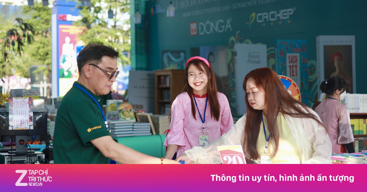 Giới trẻ TP.HCM làm việc xuyên Tết tại Đường sách, nhận lương gấp ba lần
