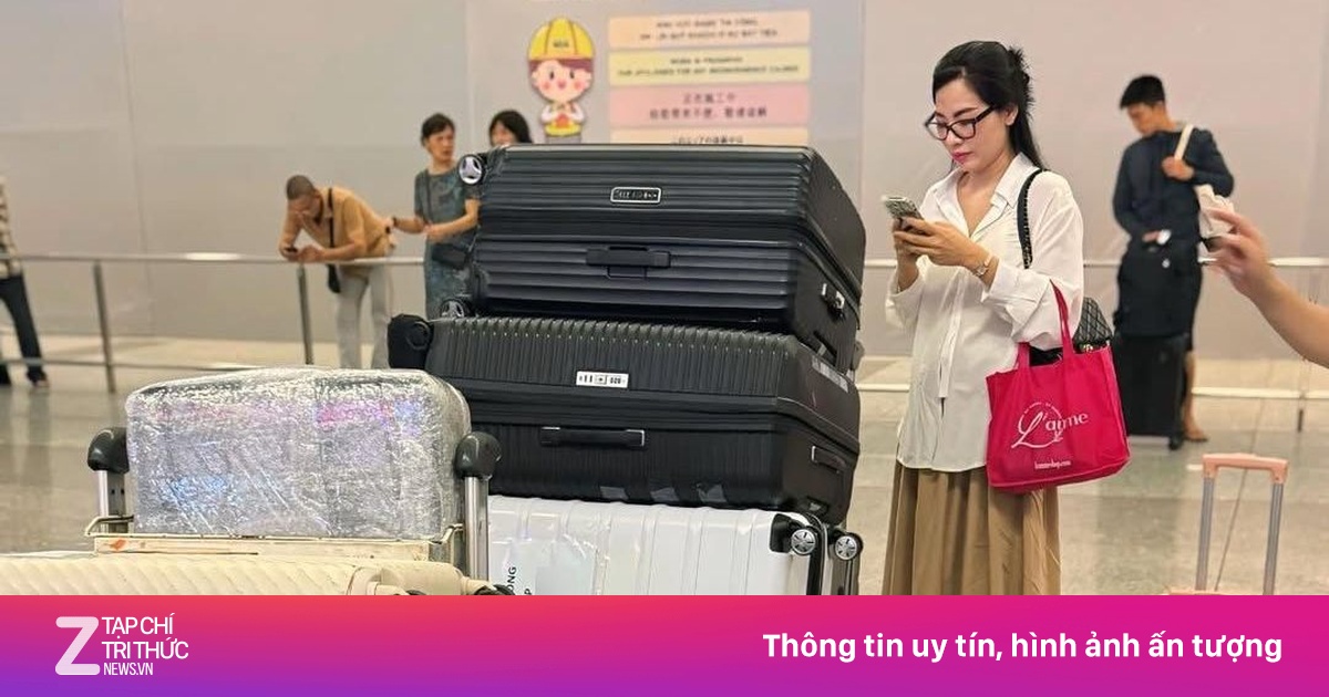 4 đứa trẻ, 12 vali xếp hàng tại sân bay