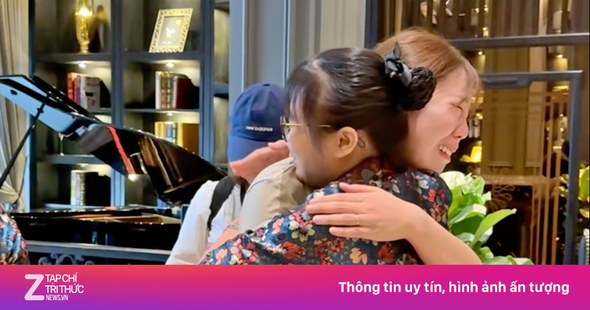 Khách Nhật bật khóc nhận lại hộ chiếu bị thất lạc ở Hà Nội