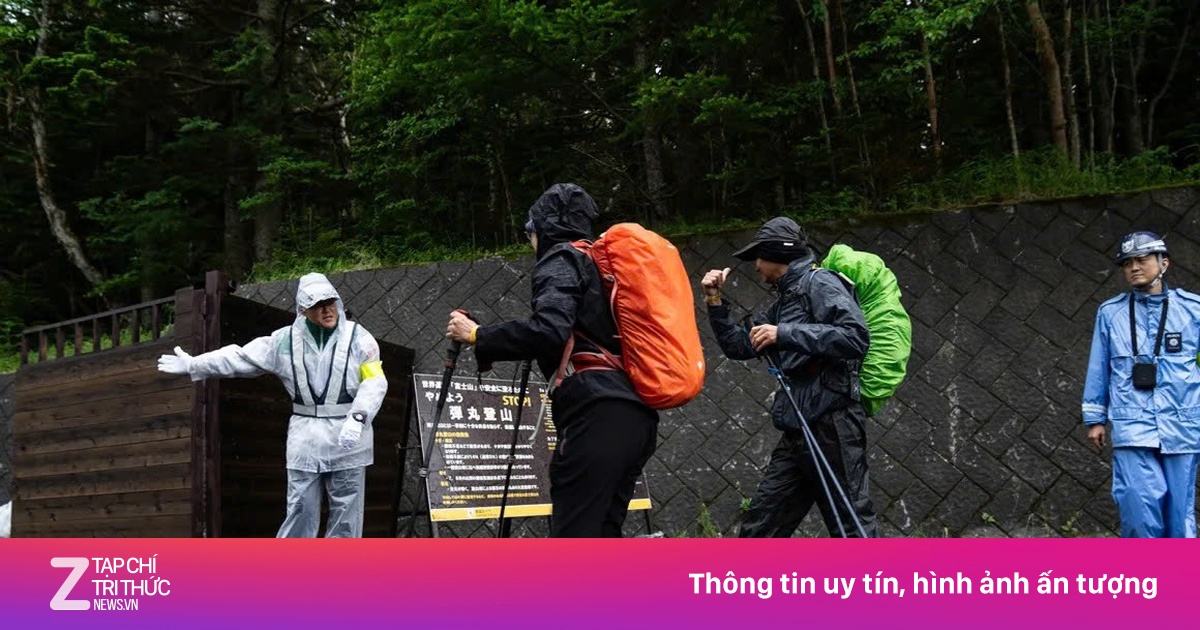 Thêm một mùa leo Phú Sĩ đáng đau đầu của Nhật Bản