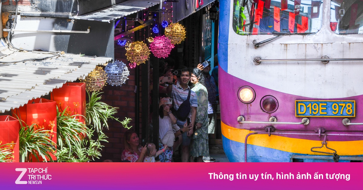 Mời du khách rời phố cà phê đường tàu sau vụ cô gái ngồi sát đường ray