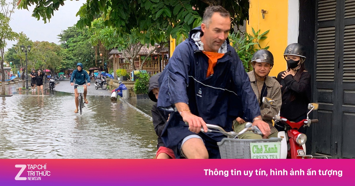 Khách Tây đạp xe, lội nước lũ ở Hội An trước bão số 12