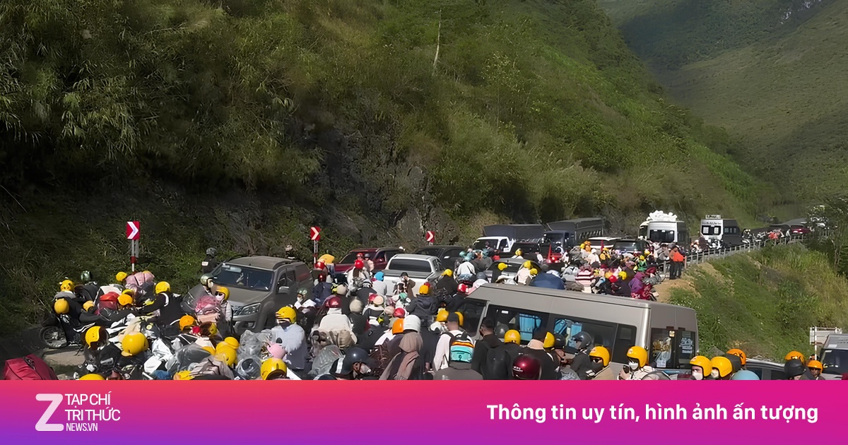 Tại sao mũ bảo hiểm vàng mỏ vịt 'tràn ngập' ở Hà Giang?