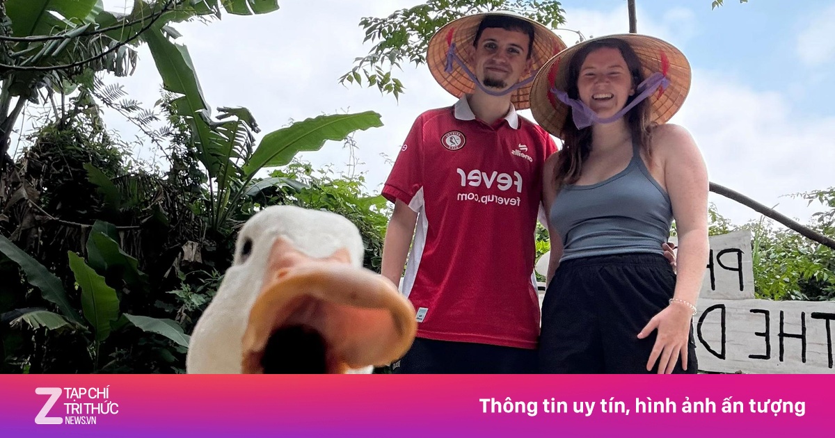 Vợ chồng Tây xăm hình vịt đội nón lá sau chuyến du lịch Việt Nam