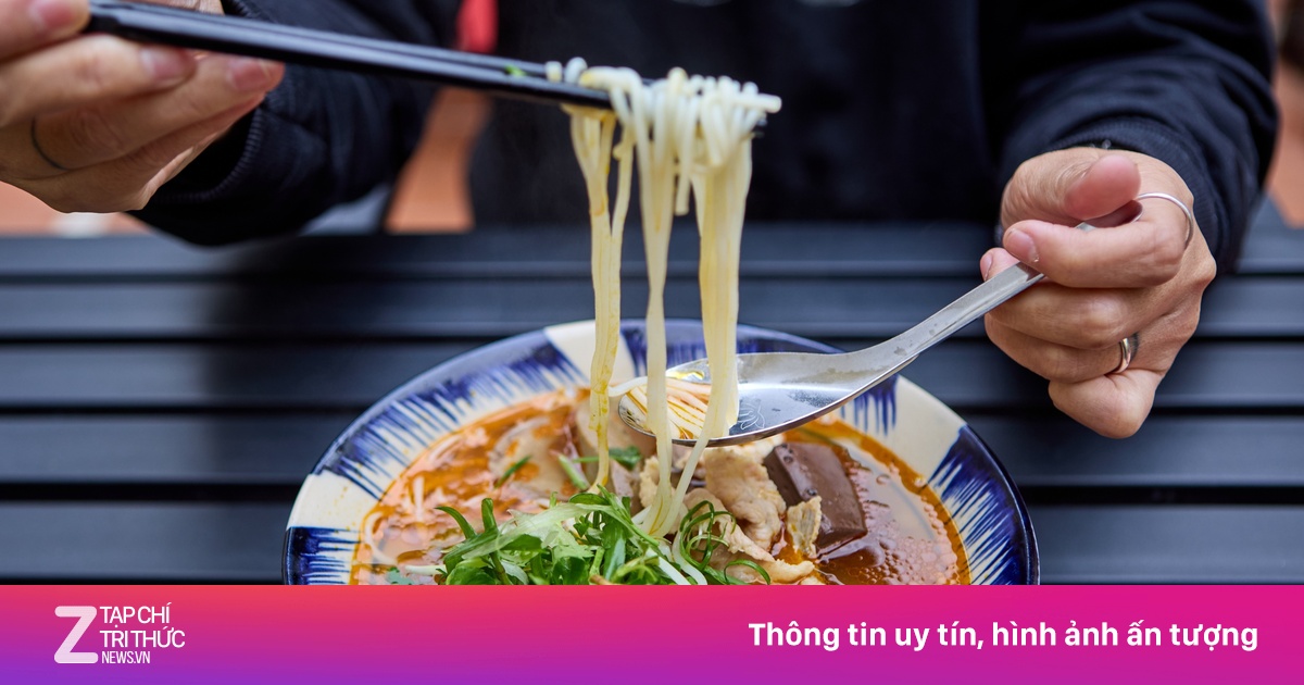 Ăn bún bò Huế trong biệt thự Hà Nội