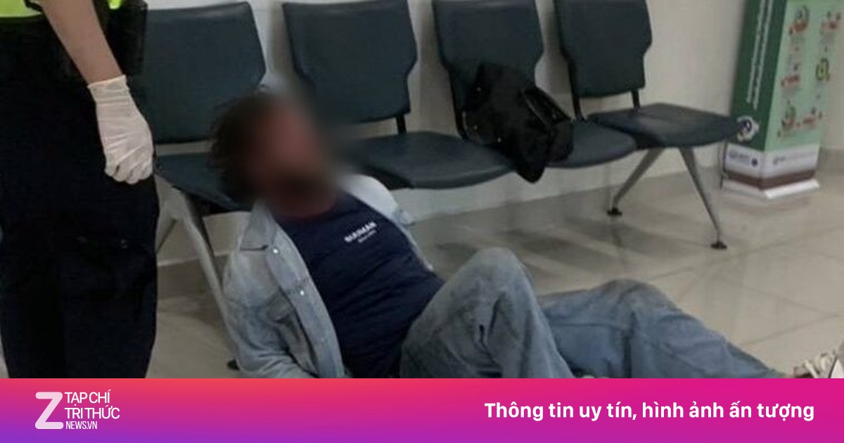 Trục xuất về Nha Trang khách Tây cởi đồ, dọa nhảy khỏi máy bay
