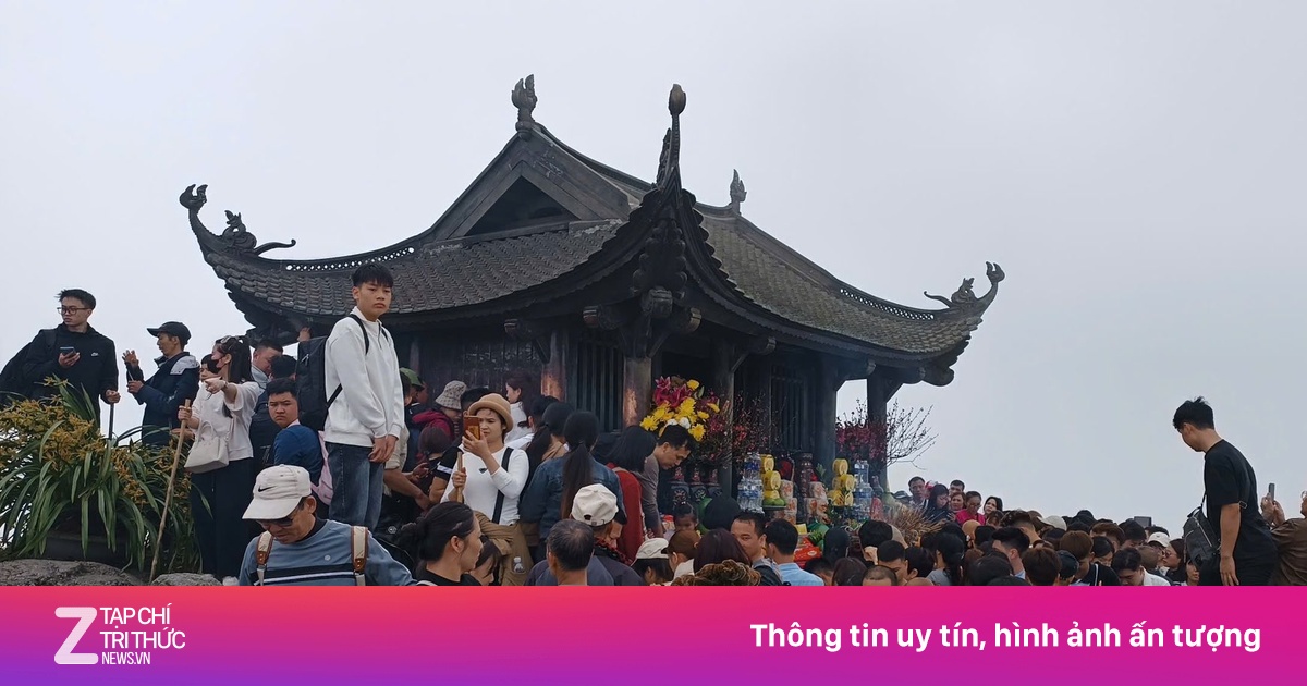 Cảnh Báo An Toàn: Du Khách Liên Tục Trượt Ngã, Ngất Xỉu Khi Leo Núi Yên Tử