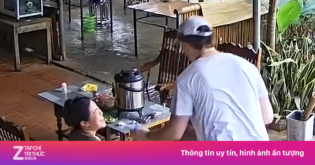 Khách Tây xách bắp cải đi khắp làng Mai Châu tìm người tặng