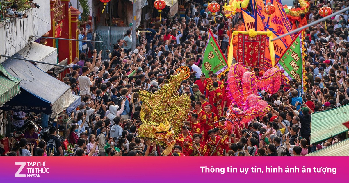 TP.HCM: 'Biển người' chen chân xem diễu hành Tết Nguyên tiêu rực rỡ