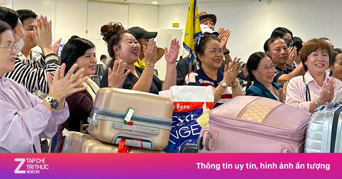 Khách Việt mắc kẹt tại Dubai vỗ tay 'nhẹ nhõm' khi về nước