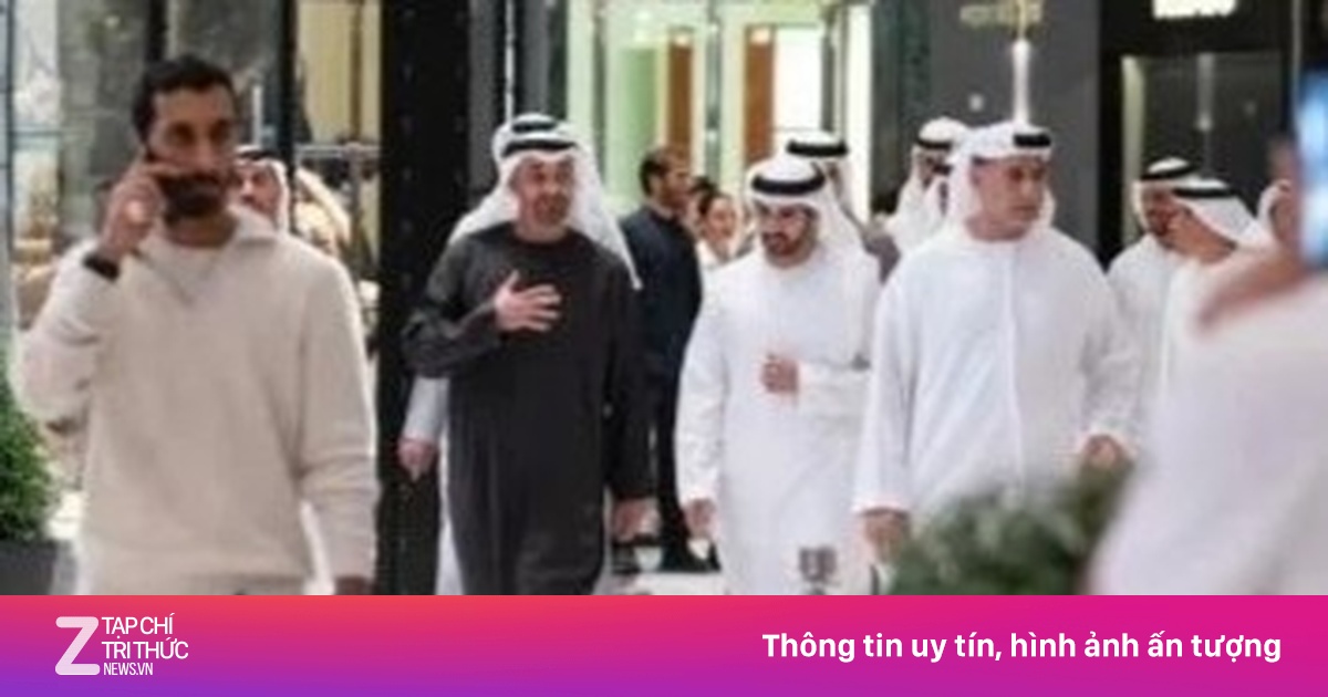 Tổng thống UAE thư giãn uống cà phê tại trung tâm thương mại Dubai