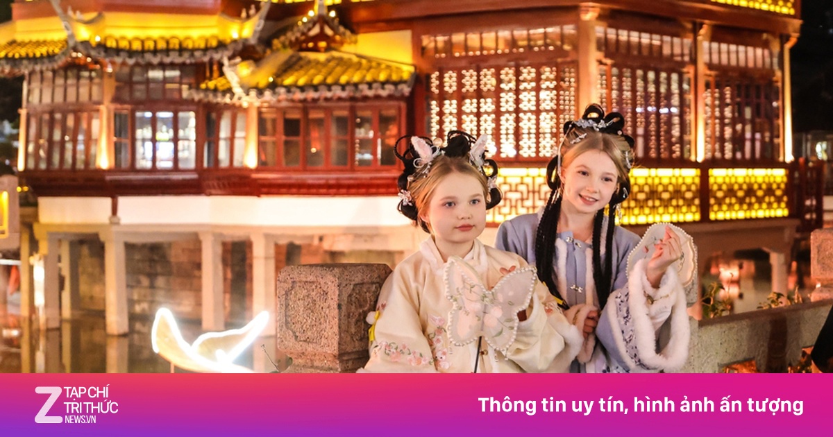 7 khách Tây rời Trung Quốc với hơn 40 vali hàng hóa