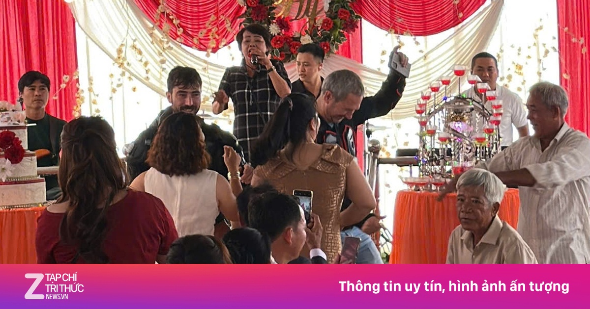 Khách Tây đi phượt được mời vào dự đám cưới đặc biệt tại Đắk Lắk