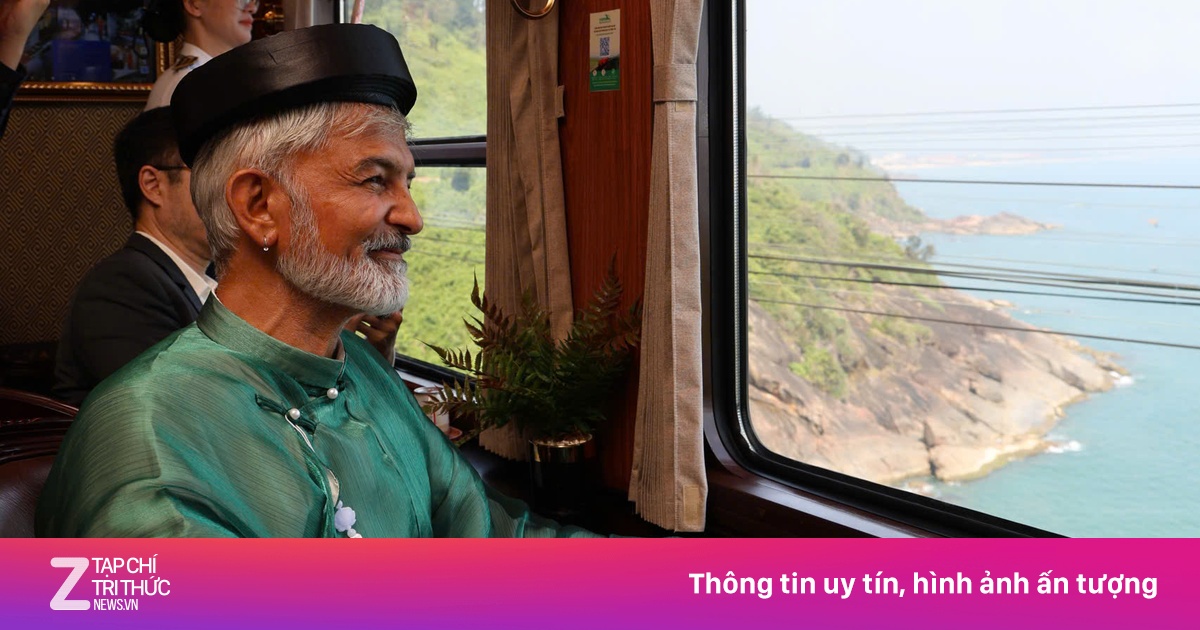 Du khách quốc tế mặc áo dài trải nghiệm tàu di sản trên cung đường sắt đẹp nhất Việt Nam