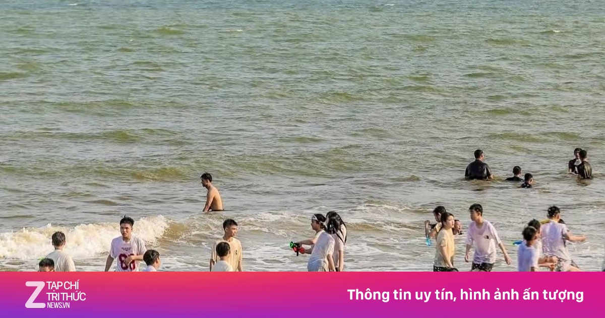 Rốt ráo 'thay áo' cho bãi biển Sầm Sơn trước cao điểm 30/4