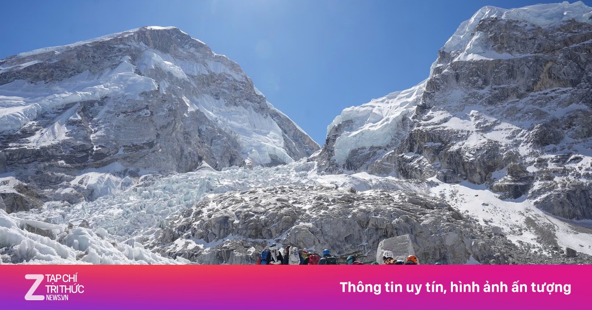 Chuyện gì đang xảy ra trên đỉnh Everest?
