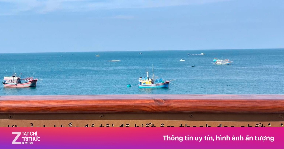 Câu văn đặc biệt trên cây cầu 'săn hoàng hôn' ở Phú Quốc