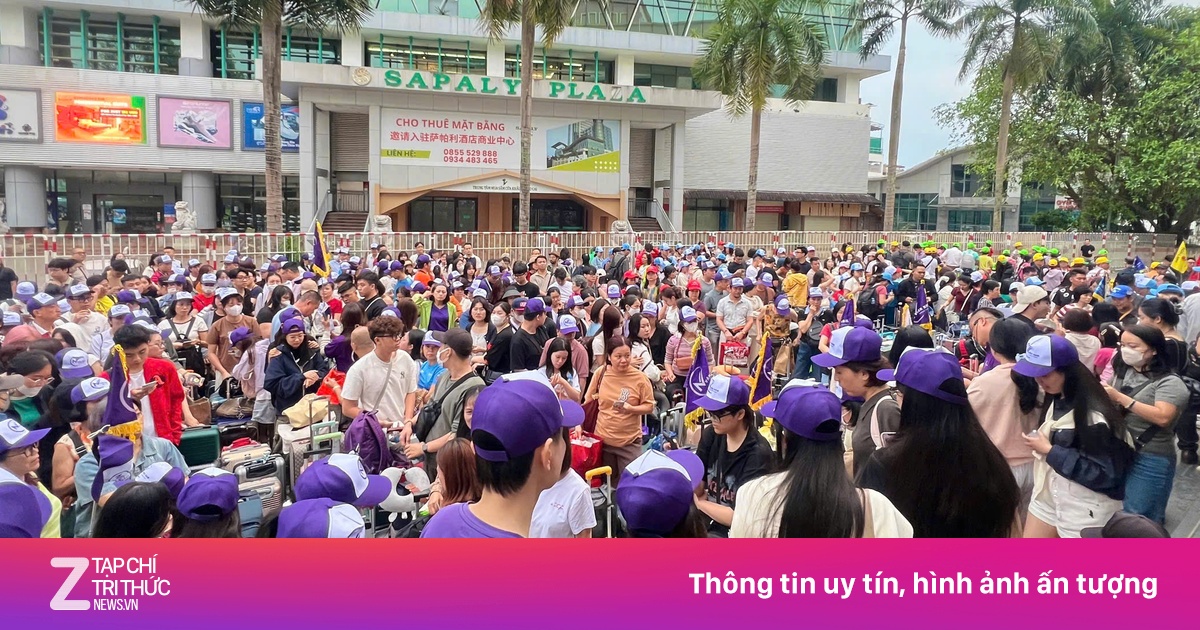 Xếp hàng đông nghịt ở cửa khẩu Lào Cai chờ du lịch Trung Quốc