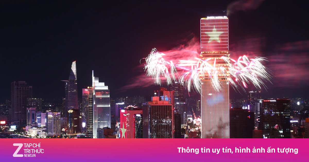 Pháo hoa 'ôm trọn' bầu trời TP.HCM tối 30/4