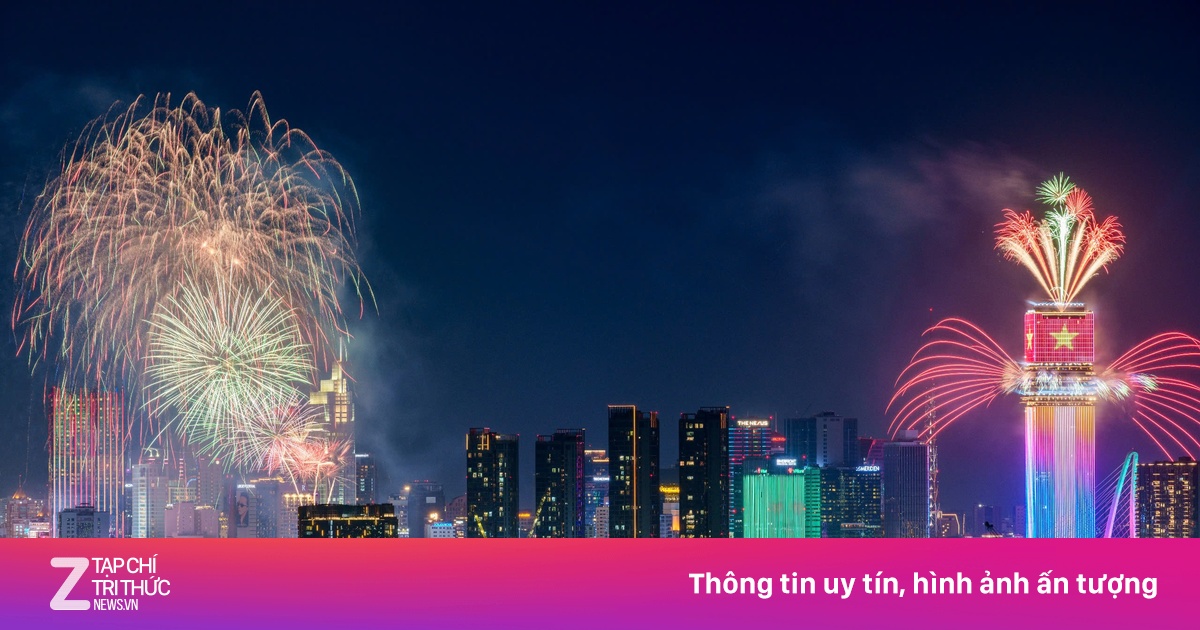 Pháo hoa rực rỡ 'ôm trọn' bầu trời TP.HCM tối 30/4, hàng nghìn người đổ về phố đi bộ