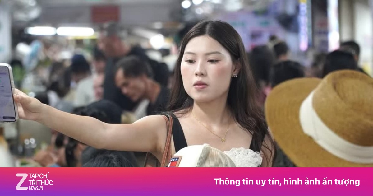 Du khách toát mồ hôi chen chân 'ăn sập' chợ Cồn Đà Nẵng