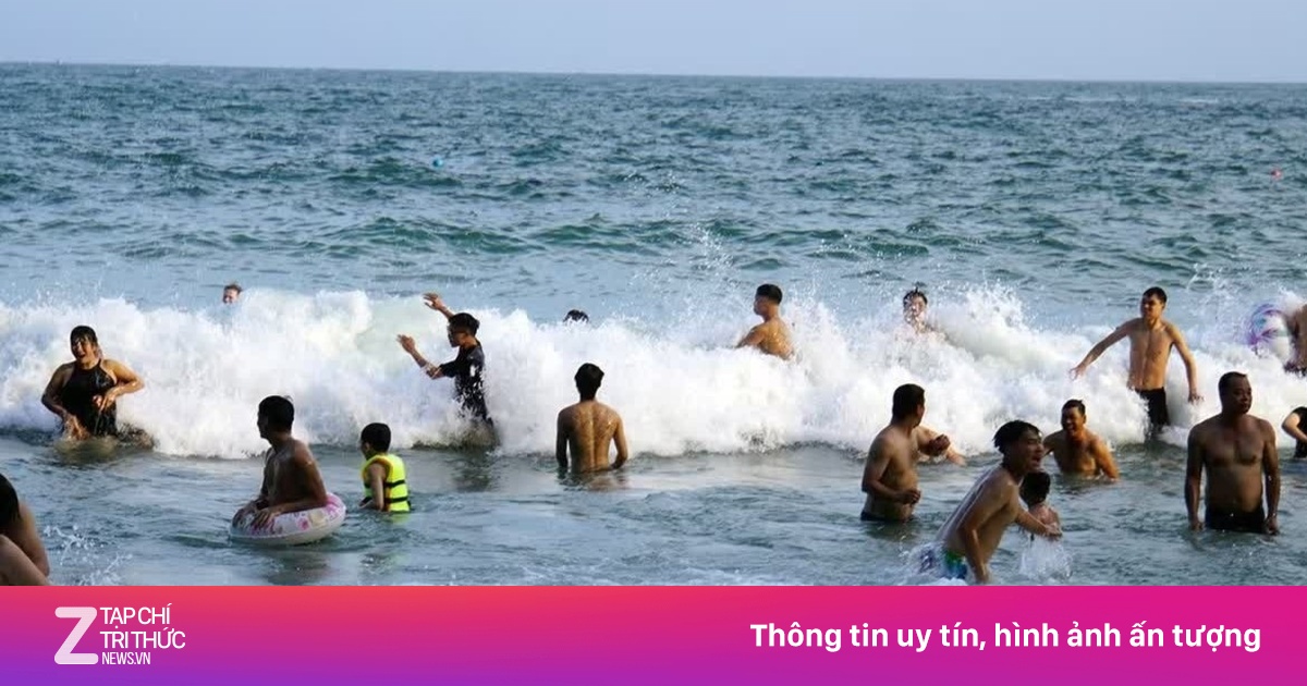 Khách 'nhảy sóng' ở điểm đến đông chưa từng thấy dịp 30/4