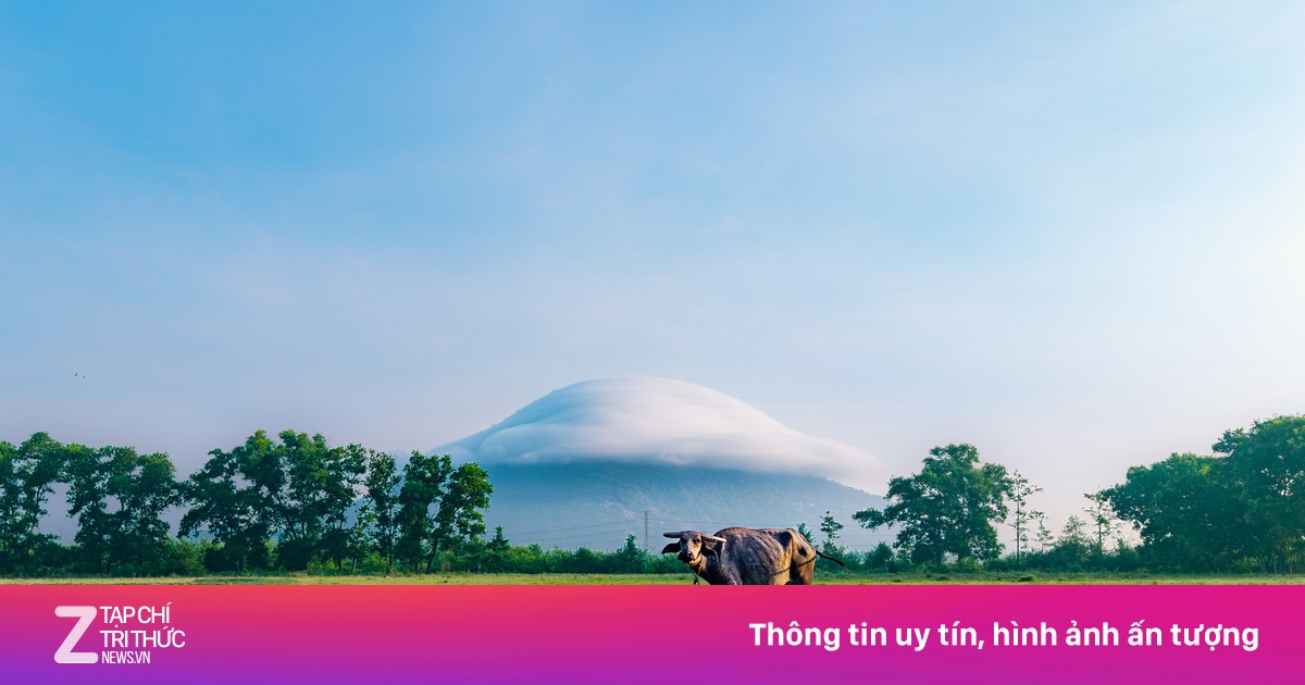 Cảnh biển mây nổi cuồn cuộn siêu thực bao phủ đỉnh núi Bà Đen