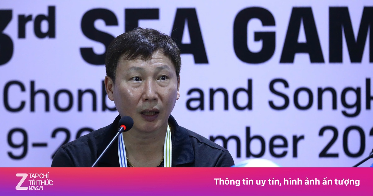 HLV Kim Sang-sik nói về bàn thắng tranh cãi trước Lào