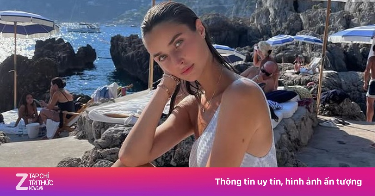 Alexander-Arnold chia tay bạn gái nóng bỏng