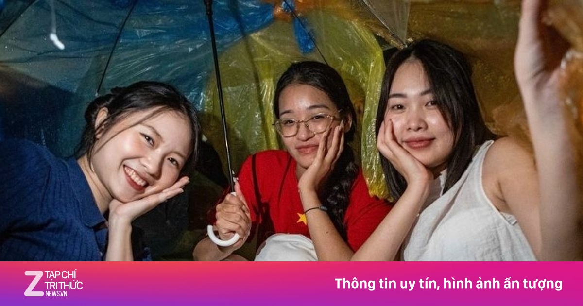 Vội chuốt mascara dưới mưa để đón đoàn chiến sĩ