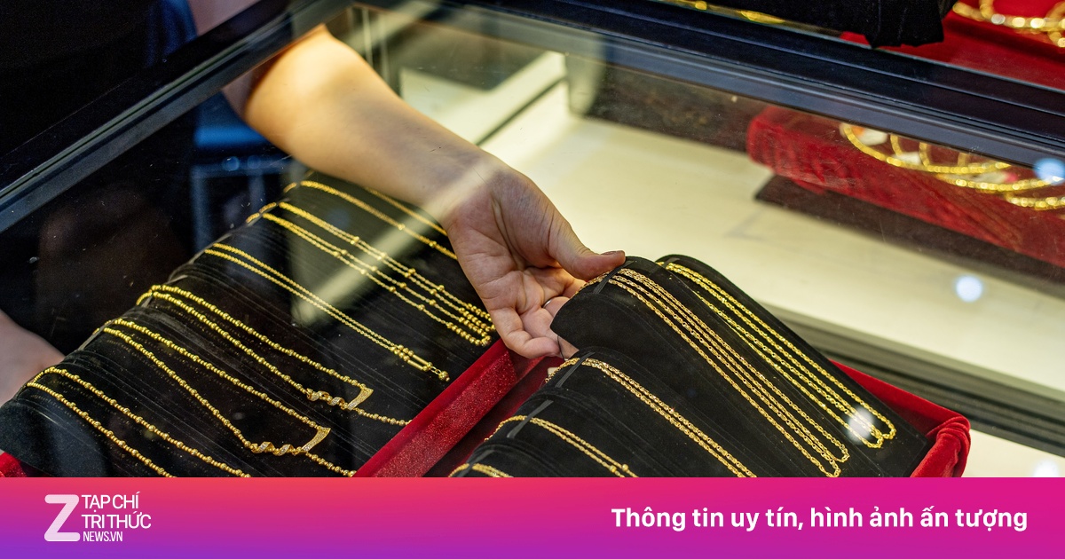 Giá vàng trong nước trượt dài, người mua lỗ nặng