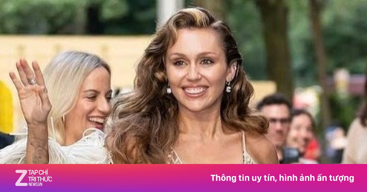 Miley Cyrus mặc xuyên thấu