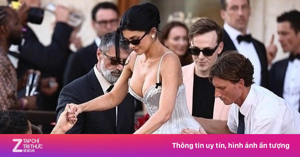 Chị em Kylie Jenner bị chế giễu khi dự cưới tỷ phú